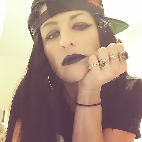 Meet your Posher, Lacie - Picture 2 of 8